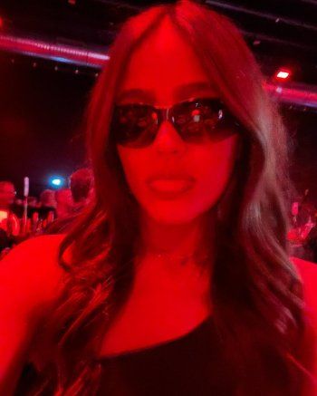 شاهد .. ما الذي يجمع بين جنا عمرو دياب ومشعل تمر؟ - بالصور