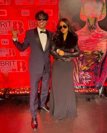 شاهد .. ما الذي يجمع بين جنا عمرو دياب ومشعل تمر؟ - بالصور