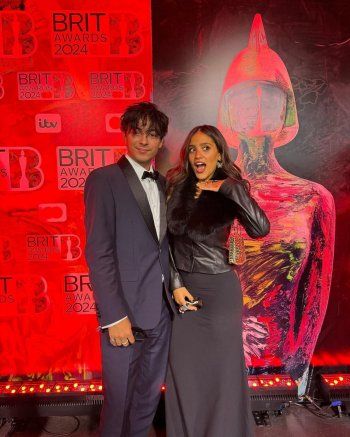 شاهد .. ما الذي يجمع بين جنا عمرو دياب ومشعل تمر؟ - بالصور