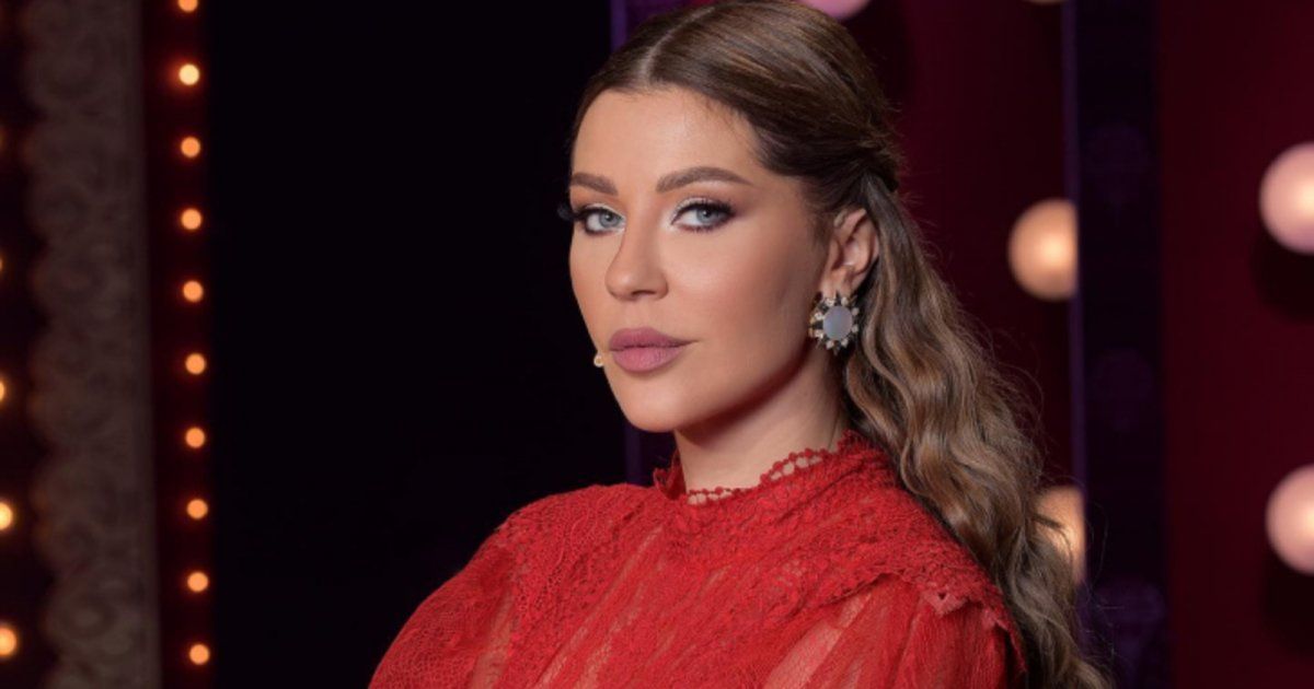 شاهد .. كارلا حدّاد بإطلالة أنيقة مفعمة بالألوان.. وهذا سعرها!