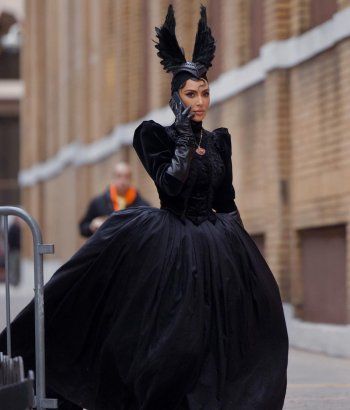 شاهد .. بالصور- كيم كارداشيان تحمس الجمهور لتجربتها في التمثيل بلباس غريب جداً