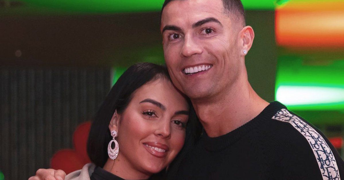 شاهد .. هل سيتزوج كريستيانو رونالدو من جورجينا أخيراً ؟ الأخيرة تثير الجدل بهذه الصورة - بالصورة