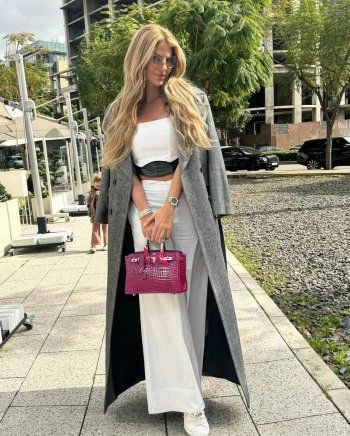 شاهد .. بالصور-ساندرا رزق تتألق بإطلالة كاجوال رائعة من شورع بيروت..و سعر مرتفع جداً لحقيبة يدها