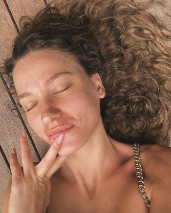 شاهد .. بالصورة- سيريناي ساريكايا بدون مكياج وجمالها حديث المتابعين