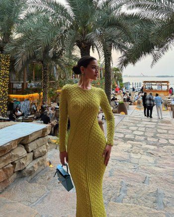 شاهد .. بفستان ضيق..روان بن حسين تتألق بجمالها و رشاقتها و سعر حقيبة يدها سيفاجؤكم