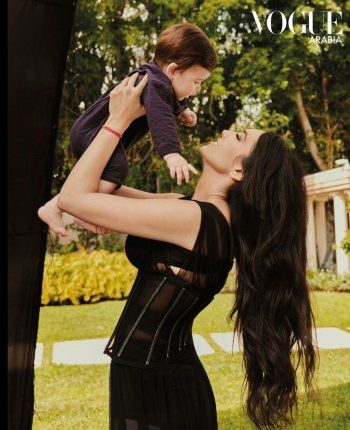 شاهد .. الكشف للمرة الأولى عن وجه إبن آل باتشينو ونور الفلاح .. نسخة عن والدته