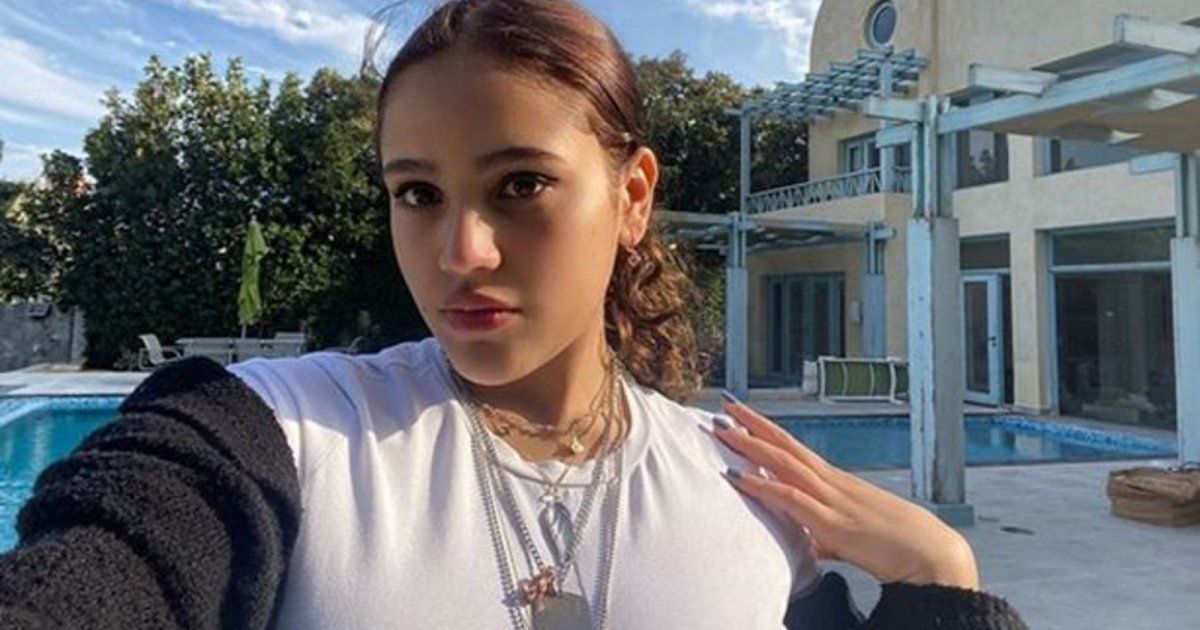 شاهد .. جنا عمرو دياب بإطلالة شتوية برفقة أصدقاها من لندن - بالصور