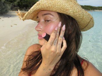 شاهد .. هايلي بيبر تستمتع بوقتها على شاطئ البحر بمايوه أحمر