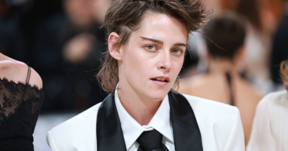 شاهد .. بطلة "Twilight" بإطلالة فـاضحة على السجادة الحمراء.. كأنها لا ترتدي شيئاً!