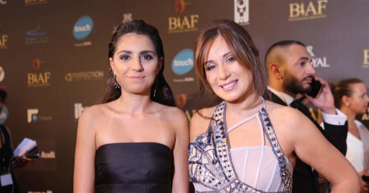 شاهد .. كارين رزق الله وإبنتها ناجيا كالشقيقتان بأحدث إطلالة لهما سوياً.. إليكم الصور