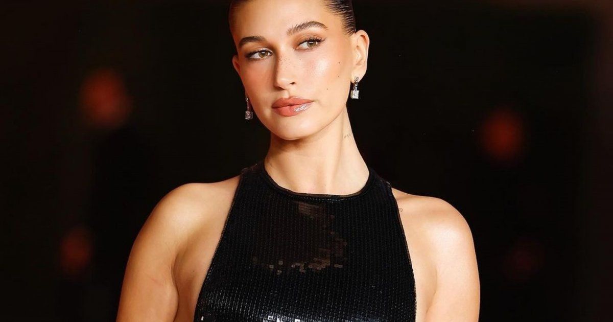 شاهد .. هايلي بيبر تستمتع بوقتها على شاطئ البحر بمايوه أحمر