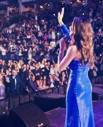 شاهد .. نانسي عجرم تتألق بالأزرق في تورونتو.. وهذا سعر فستانها