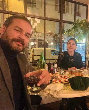 شاهد .. بأجواء من الفرح..وسام حنا و كاريس بشار يستمتعان بوقتهما في باريس