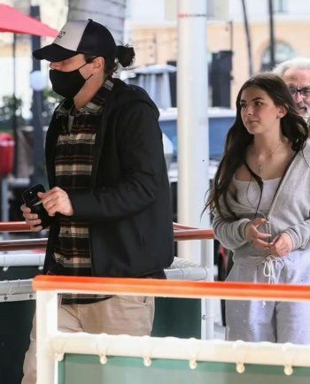 شاهد .. بالصور- ليوناردو دي كابريو يتجول في شوارع لوس أنجلوس مع عائلته