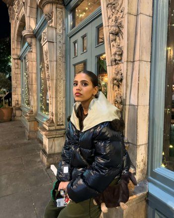 شاهد .. جنا عمرو دياب بإطلالة شتوية برفقة أصدقاها من لندن - بالصور