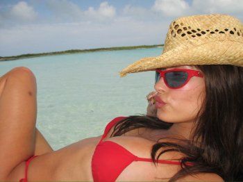 شاهد .. هايلي بيبر تستمتع بوقتها على شاطئ البحر بمايوه أحمر