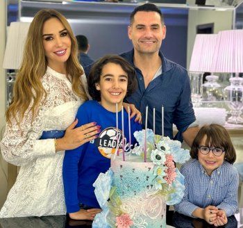 شاهد .. بصورة عائلية جمعتهم بالأولاد..أيمن قيسوني يعادي زوجته نسرين زريق بيوم ملادها في أجواء من الفرح