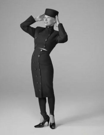 شاهد .. باميلا أندرسون بصور جريئة وصا دمـة بلا ماكياج وهذا سعر إطلالتها-بالصور