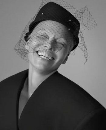 شاهد .. باميلا أندرسون بصور جريئة وصا دمـة بلا ماكياج وهذا سعر إطلالتها-بالصور