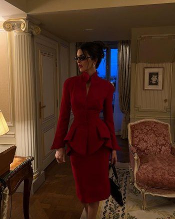 شاهد .. كيندال جينر تسحر العيون بالأحمر..و جمالها لا يوصف