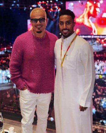 شاهد .. عمرو دياب برفقة سالم الدوسري بعد مباراة الأهلي والزمالك - بالصورة