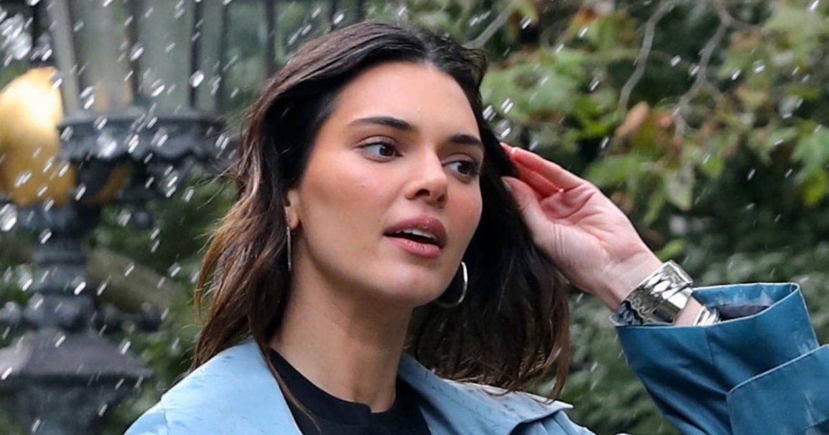 شاهد .. كيندال جينر تسحر العيون بالأحمر..و جمالها لا يوصف