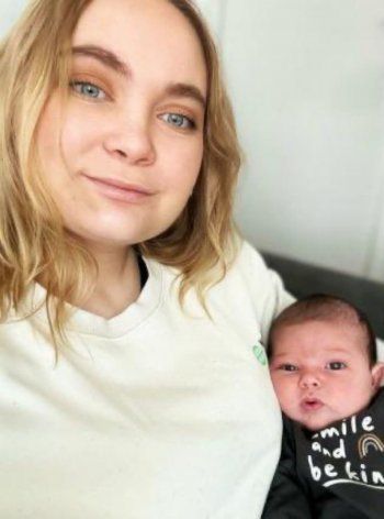 شاهد .. طفلة Teletubbies بأول صورة لها مع مولودها