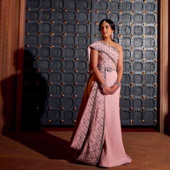 شاهد .. فستان عروس إبن أغنى رجل في آسيا من توقيع عربي.. وهذا تصميمه