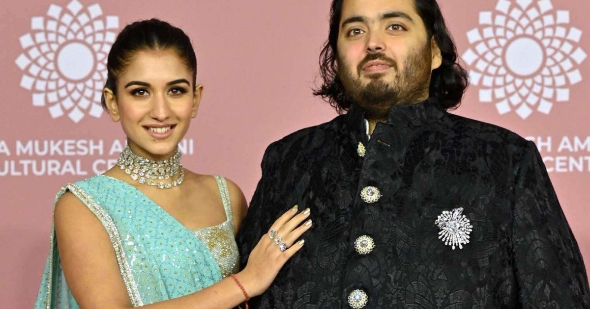 شاهد .. فستان عروس إبن أغنى رجل في آسيا من توقيع عربي.. وهذا تصميمه