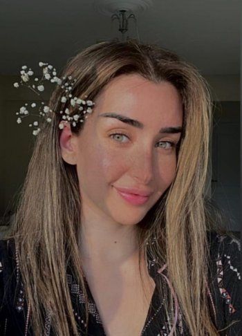 شاهد .. هنا الزاهد تظهر بدون مكياج وجمالها حديث المتابعين