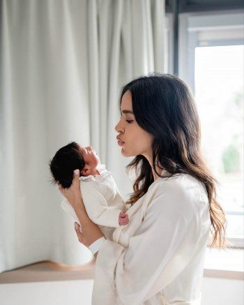 شاهد .. ليلى بن خليفة تستقبل طفلتها الأولى بعمر الـ 42 .. وتشارك الصور الأولى لعائلتها