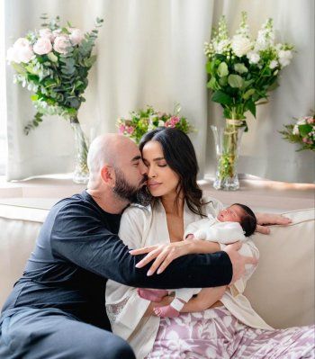 شاهد .. ليلى بن خليفة تستقبل طفلتها الأولى بعمر الـ 42 .. وتشارك الصور الأولى لعائلتها