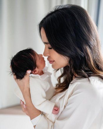 شاهد .. ليلى بن خليفة تستقبل طفلتها الأولى بعمر الـ 42 .. وتشارك الصور الأولى لعائلتها