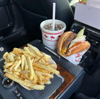 شاهد .. ممثلة تغادر حفل الأوسكار مسرعة لتناول البرغر