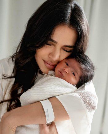 شاهد .. ليلى بن خليفة تستقبل طفلتها الأولى بعمر الـ 42 .. وتشارك الصور الأولى لعائلتها