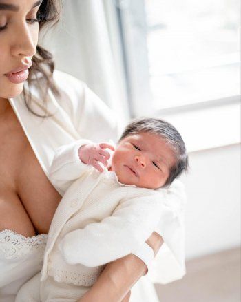 شاهد .. ليلى بن خليفة تستقبل طفلتها الأولى بعمر الـ 42 .. وتشارك الصور الأولى لعائلتها