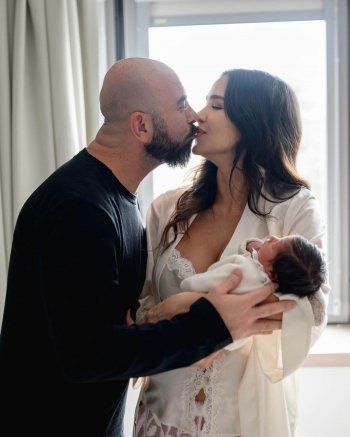 شاهد .. ليلى بن خليفة تستقبل طفلتها الأولى بعمر الـ 42 .. وتشارك الصور الأولى لعائلتها