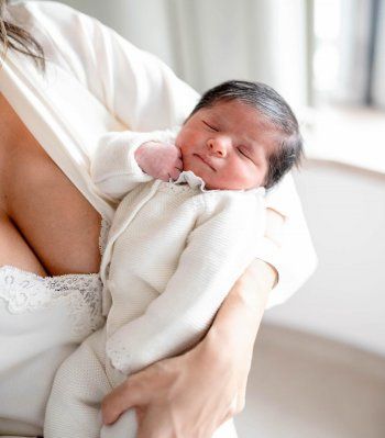 شاهد .. ليلى بن خليفة تستقبل طفلتها الأولى بعمر الـ 42 .. وتشارك الصور الأولى لعائلتها