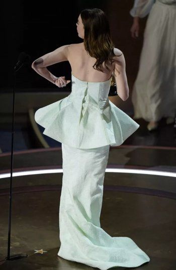 شاهد .. بالصورة - إيما ستون دخلت لتسلّم جائزة أوسكار وخرجت بفستان ممزّق