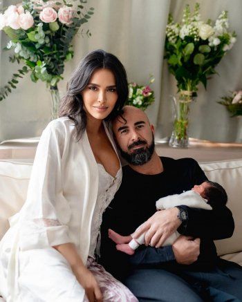 شاهد .. ليلى بن خليفة تستقبل طفلتها الأولى بعمر الـ 42 .. وتشارك الصور الأولى لعائلتها