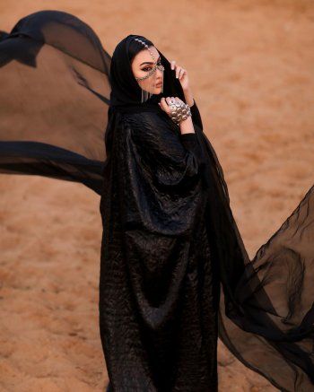 شاهد .. ميرهان حسين بإطلالة عربية بالعباءة مع حجاب مزين بالفضة