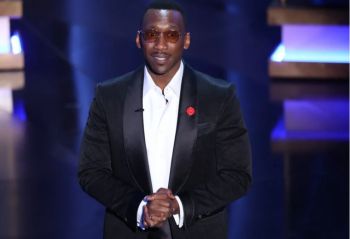 شاهد .. نجوم عالميون يضعون دبابيس حمراء على صدورهم في حفل الأوسكار لهذا السبب- بالصور