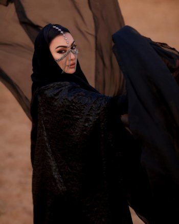 شاهد .. ميرهان حسين بإطلالة عربية بالعباءة مع حجاب مزين بالفضة