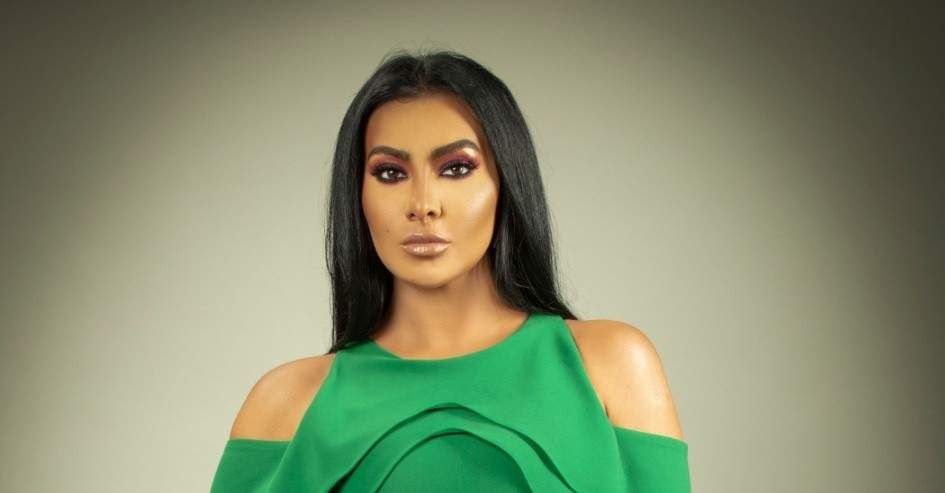 شاهد .. ميرهان حسين بإطلالة عربية بالعباءة مع حجاب مزين بالفضة