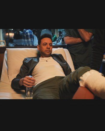 شاهد .. مصطفى قمر يقلق متابعيه بعد نشر صوره مكسور الرجل - بالصور