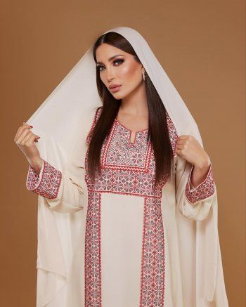 شاهد .. نسرين طافش تختار هذه العباءة التراثية لجلسة التصوير- بالصور