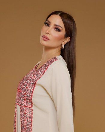 شاهد .. نسرين طافش تختار هذه العباءة التراثية لجلسة التصوير- بالصور