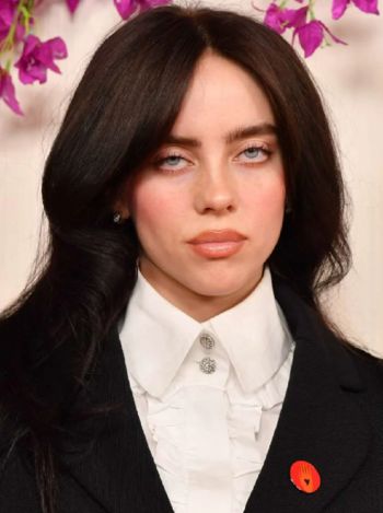 شاهد .. نجوم عالميون يضعون دبابيس حمراء على صدورهم في حفل الأوسكار لهذا السبب- بالصور