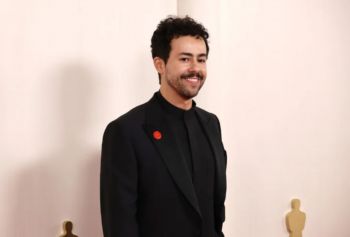 شاهد .. نجوم عالميون يضعون دبابيس حمراء على صدورهم في حفل الأوسكار لهذا السبب- بالصور