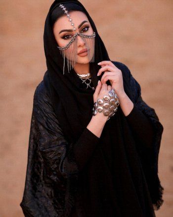 شاهد .. ميرهان حسين بإطلالة عربية بالعباءة مع حجاب مزين بالفضة